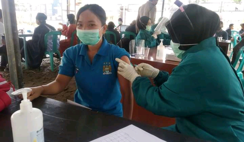 Antusias Unsur Kewilayahan Desa Kedaro Terima Vaksinasi Tahap II Secara Serentak