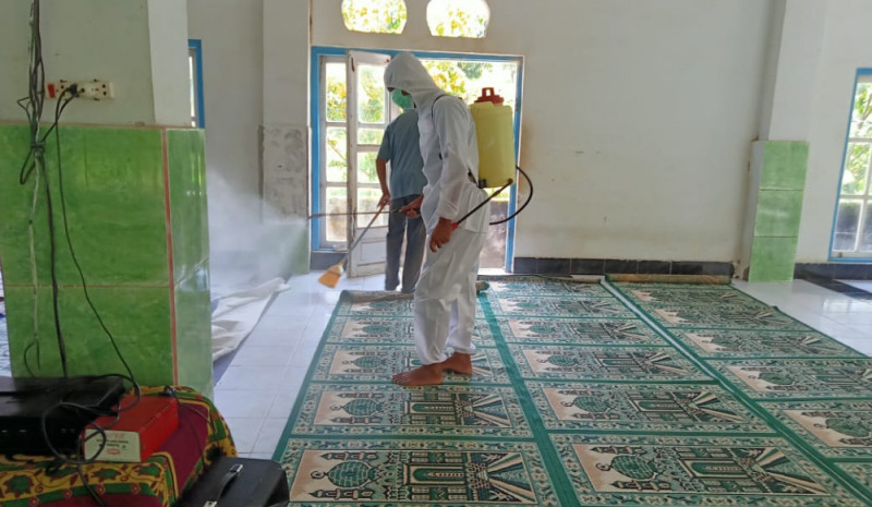 Satgas Desa Kedaro Hari Ini, Lakukan Penyemprotan Disinfektan Di Sejumlah Tempat Ibadah, Menjelang Bulan Puasa
